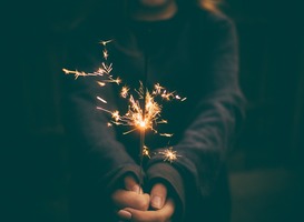 Normal_kind_wonderkaars_vuurwerk_handen